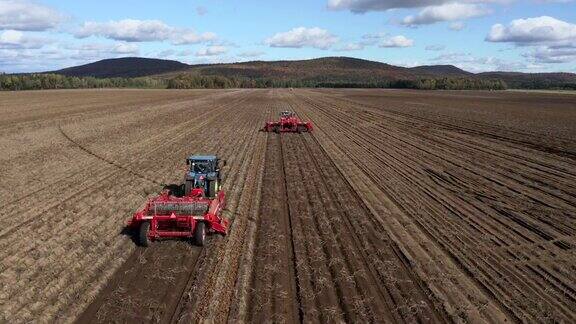 秋天收获新鲜土豆的拖拉机和农业机械鸟瞰图