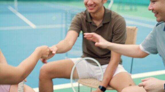 健康的网球运动员在打完网球后放松