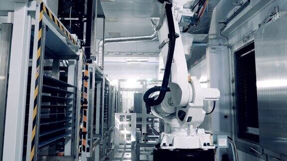 工业机器人正在货架之间重新定位太阳能电池板