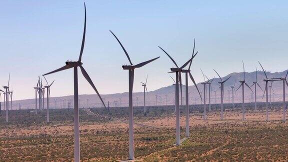 加州莫哈韦沙漠的风力涡轮机农场空中静态拍摄