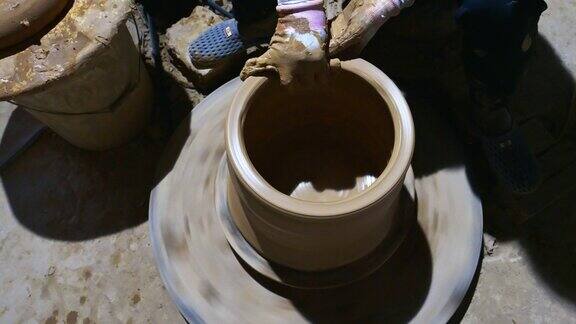 女人在制陶轮上制作罐子