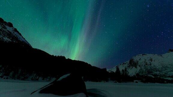 时间流逝挪威北部罗浮敦群岛上空的北极光