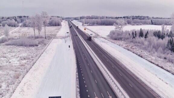 在爱沙尼亚斯堪的纳维亚寒冷的冬天无人机拍摄的高速公路