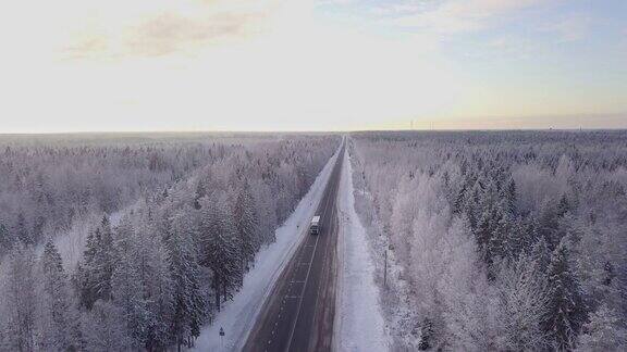 冬季森林道路鸟瞰图鸟瞰图冬季开车