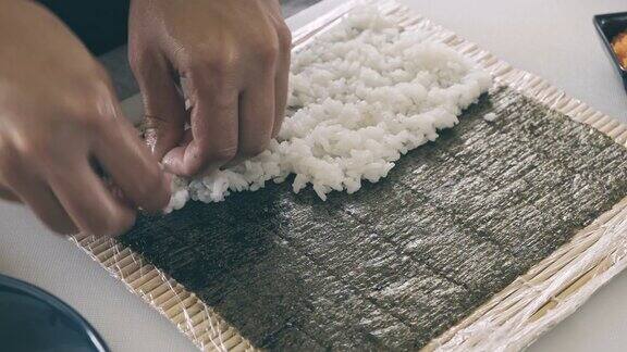 把日本米饭放在紫菜上