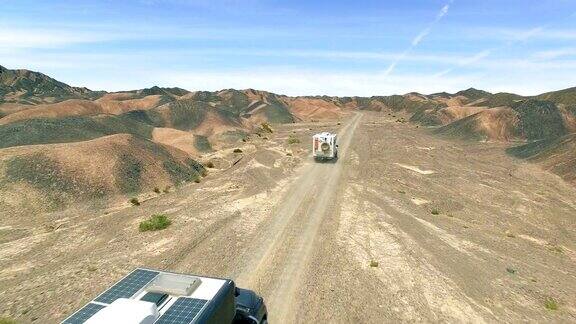 汽车在戈壁沙漠行驶的鸟瞰图新疆中国