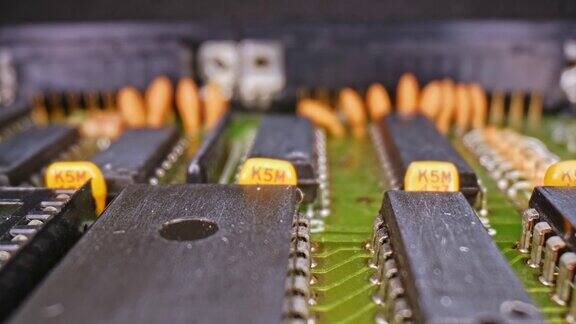 复杂电子电路板与THT元件电阻电容器微控制器EEPROM存储器组