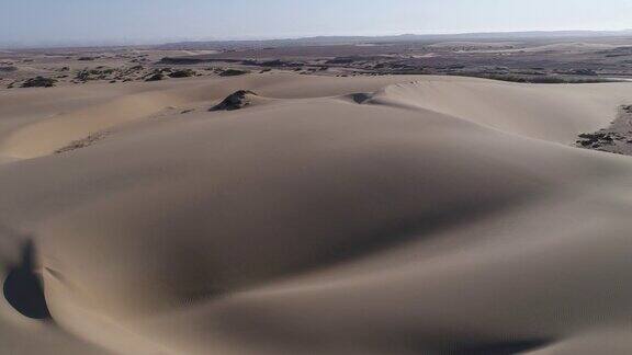 4K空中飞行在纳米比亚骷髅海岸纳米布沙漠的贫瘠景观和沙丘的视图