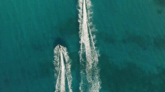 无人机拍摄的水上摩托艇在加勒比海水域玩