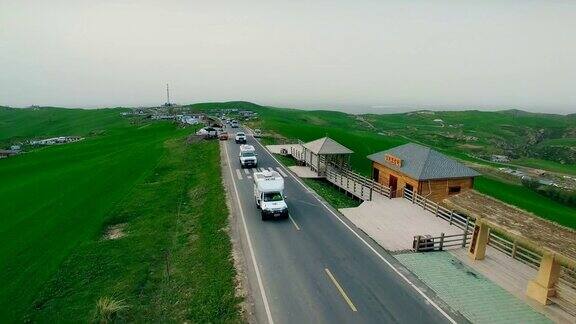 汽车在中国新疆的乡村道路上行驶的鸟瞰图