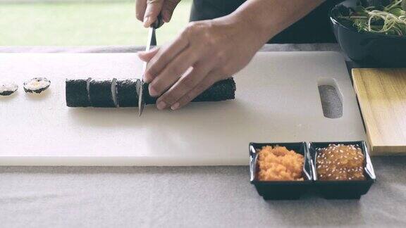 把寿司切成小块