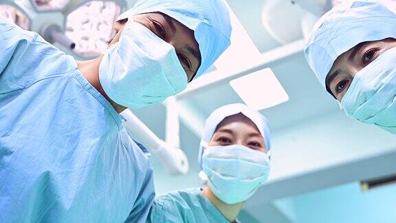 医生盯着手术后的病人