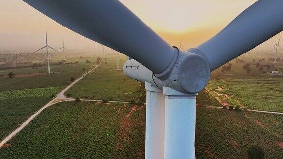 日落时风力涡轮机的航拍照片