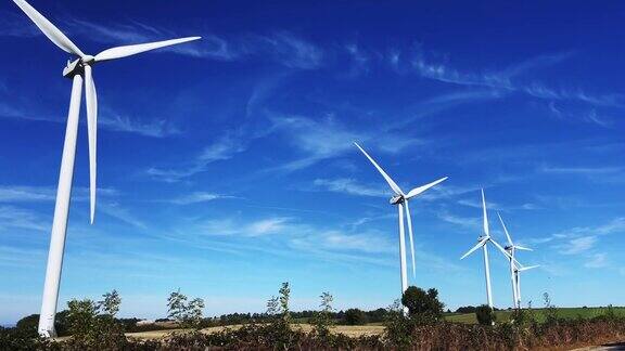 蓝天上的风力涡轮机