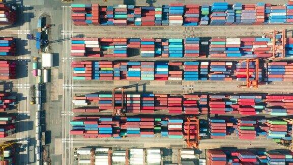 空中俯瞰集装箱货仓在码头商港的商业物流进出口航运或货运