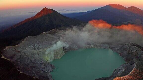 鸟瞰图的岩石悬崖在卡瓦伊真火山与绿松石硫水湖在日出全景在东爪哇印度尼西亚自然景观背景