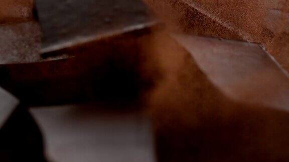 可可粉上的巧克力块可可爆炸