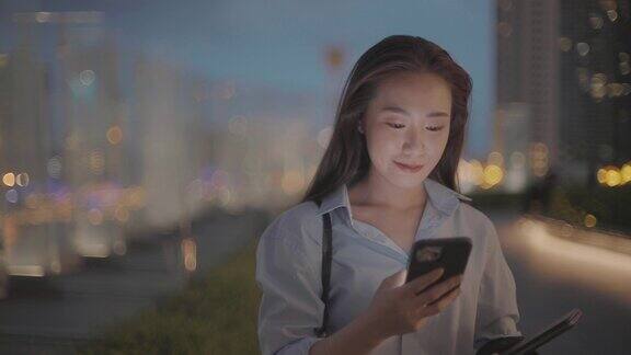 亚洲女性下班后使用智能手机