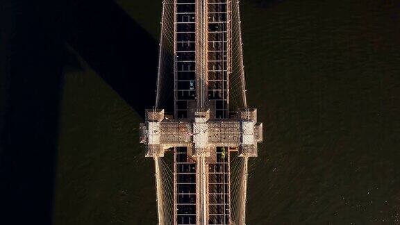空中俯瞰布鲁克林大桥在纽约美国无人机在东河和交通道路上空飞行
