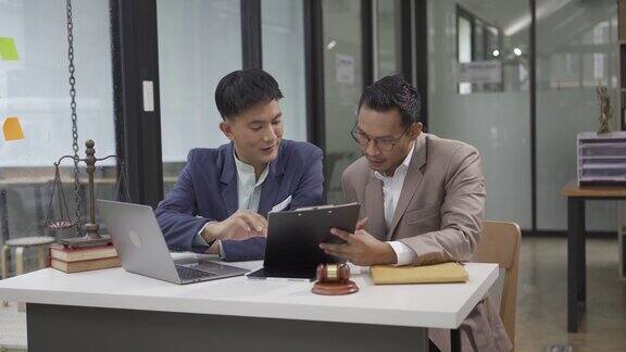 两位亚洲男性律师会面解释法律情况亚洲男性在b2b面试中工作网络或律师事务所协议侵犯版权