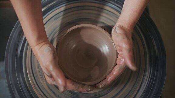 年轻艺术家在陶艺工作室用她的双手制作碗手工创作艺术家小生意