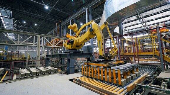 工厂设备运输砖工厂中的自动机械手