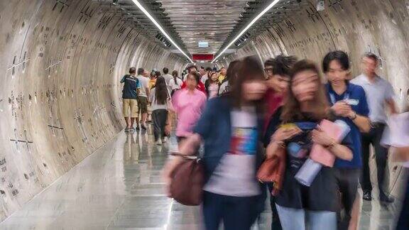 4K时光流逝一群无名的人在地铁换乘处行走