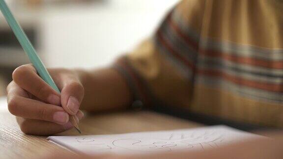 一个小男孩在纸上画画