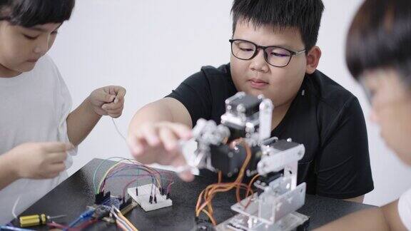 男孩建造和学习机器人STEM编程软件和修理