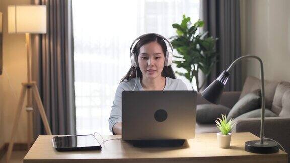亚洲女性远程教师在线辅导会议上的笔记本电脑