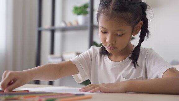 一个女孩喜欢在家里在纸上涂色和画画画画的孩子