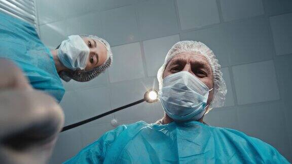 两位医生正在做手术