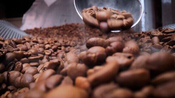 咖啡种子的特写香喷喷的咖啡豆是用咖啡豆烘烤而成的烟