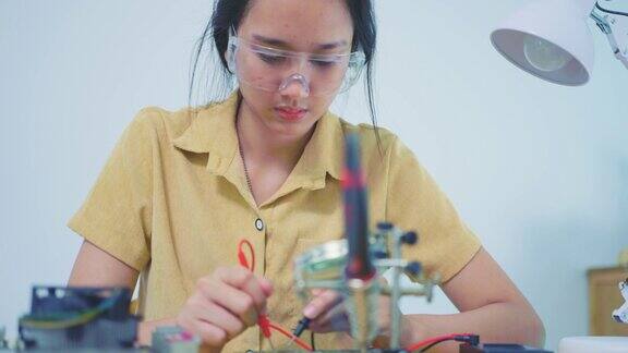 年轻女子在技术职业培训与电子课程