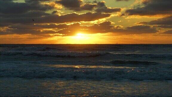 海洋日落景观与柔和的傍晚海水海浪粉碎沙滩