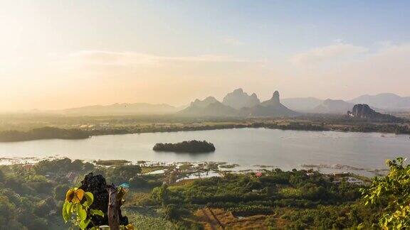 泰国华富里富萨沥山和湖的日出风景
