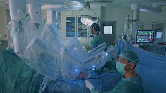 手术室护士在使用医疗机器人进行腹腔镜手术时协助外科医生
