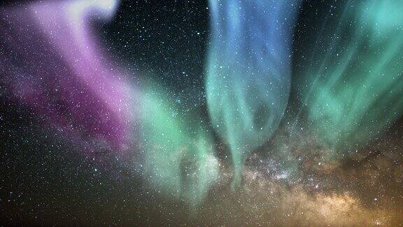 银河系和极光绿紫色环在东南天空24毫米
