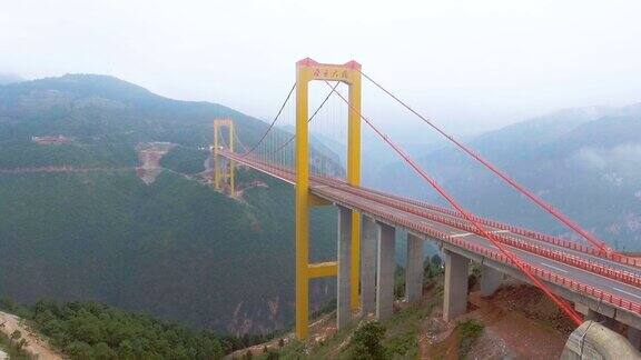 飞绕悬索桥连接之间的山g徽州中国航拍视频