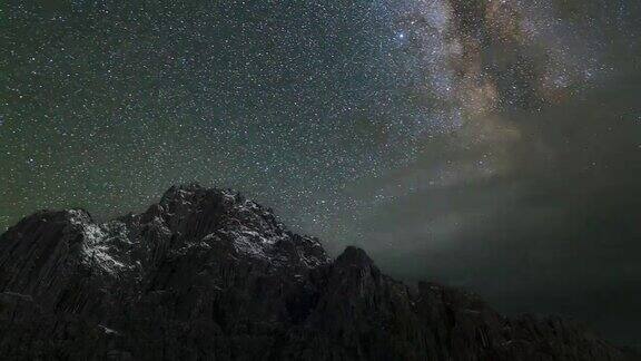 银河穿过雪山的山顶