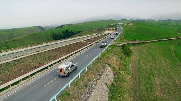 汽车在中国新疆的乡村道路上行驶的鸟瞰图