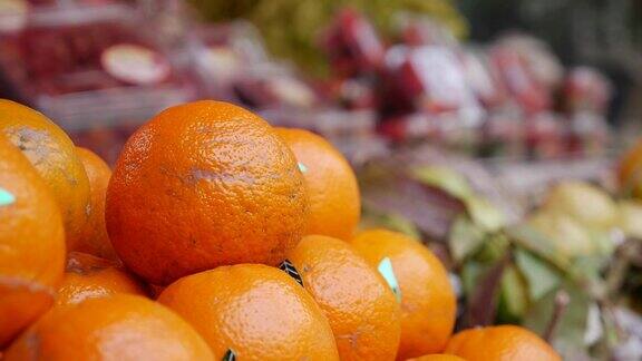 白天街边小吃摊上的新鲜多汁的橙子顾客购买新鲜和有机水果