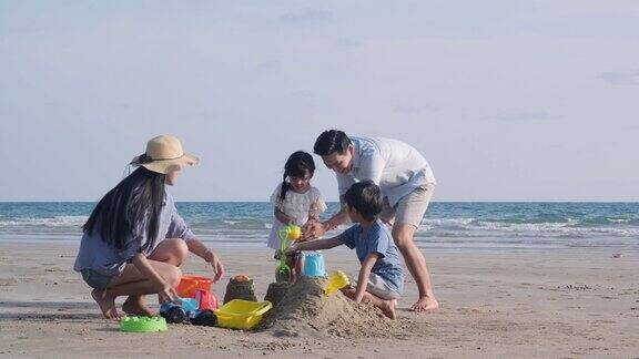 亚洲家庭一起在海滩上玩玩具家庭假期和旅游