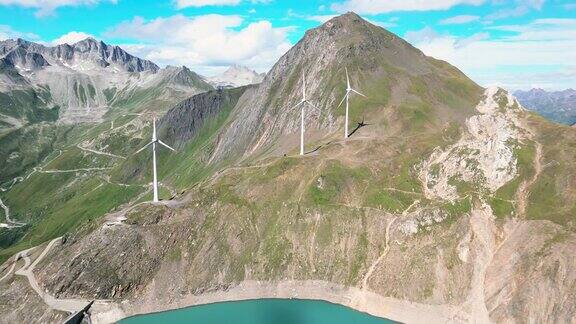 阿尔卑斯山脉的水库有三台风力涡轮机在转动它是瑞士努芬恩山口的格里斯河