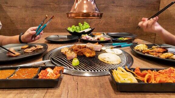 时间流逝:亚洲人在韩国餐厅烧烤食品