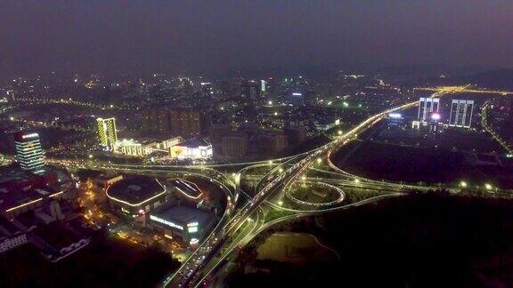 现代城市道路交汇处夜间鸟瞰图