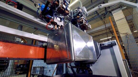 工厂车间的现代工业自动化机器4k