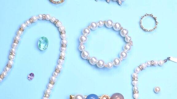 扁平的珠宝组成与珍珠项链珠子戒指发夹和宝石