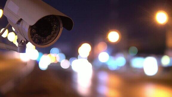 闭路电视监控摄像头夜间在交通道路上运行的画面