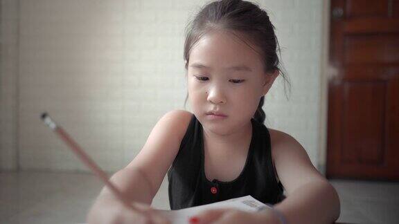亚洲小女孩在客厅在家上学